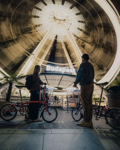 Lennart Pagel and his girlfriend in front of the Ferris wheel in Budapest.